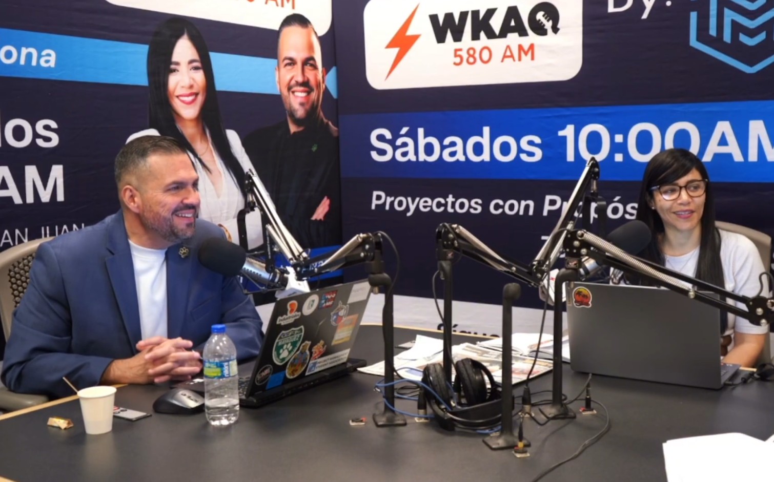 Nesty Delgado en el estudio de WKAQ 580 AM